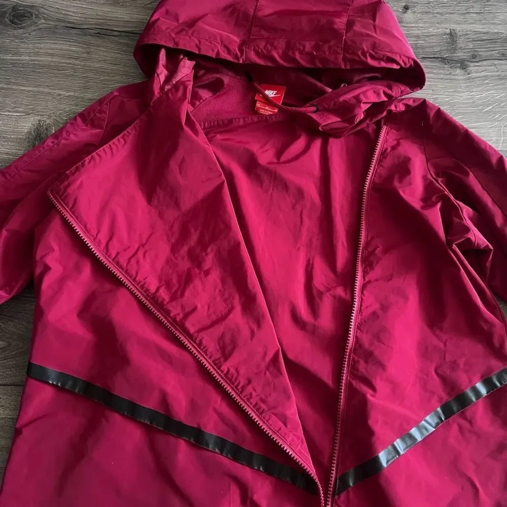 Nike Womens Waterproof Asymmetric Zip Tech Jacket Coat w/Hood Maroon 804032 Sz M